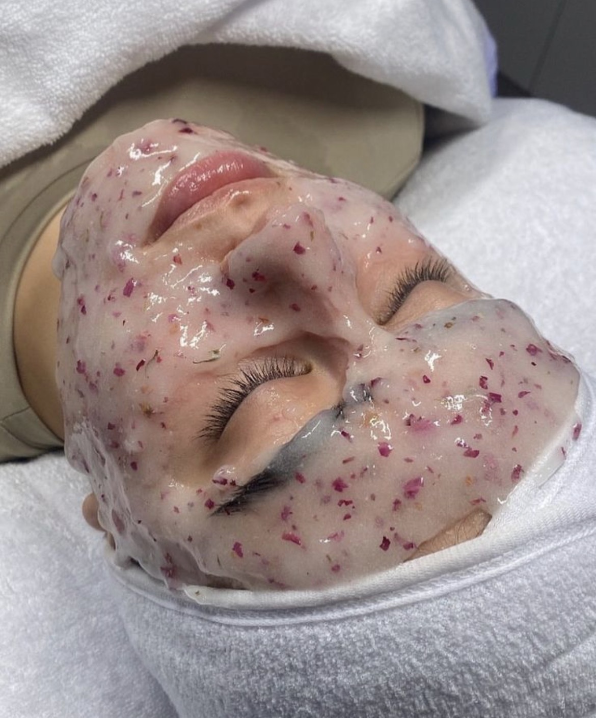 Máscara facial con pétalos de rosa en tratamiento profesional